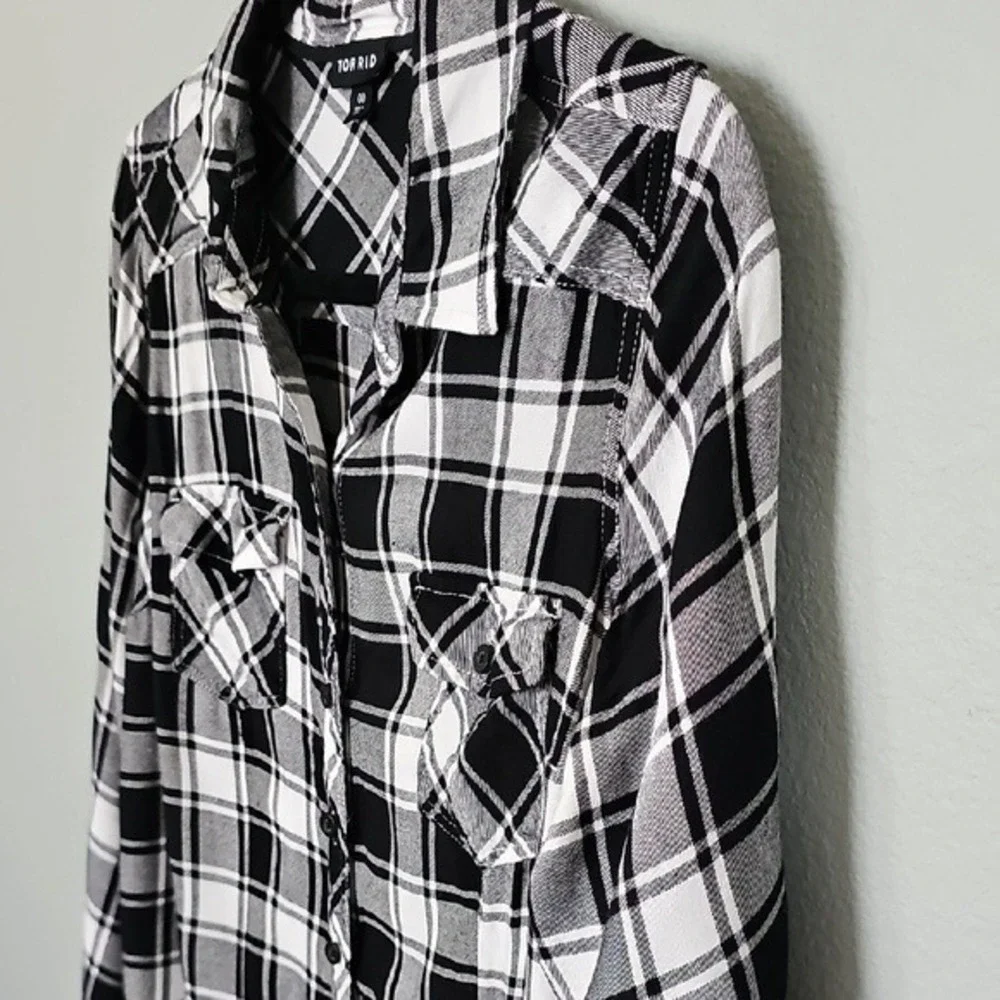 Torrid Large Black and White Check Plaid Flannel Button Front Long Sleeve blouse